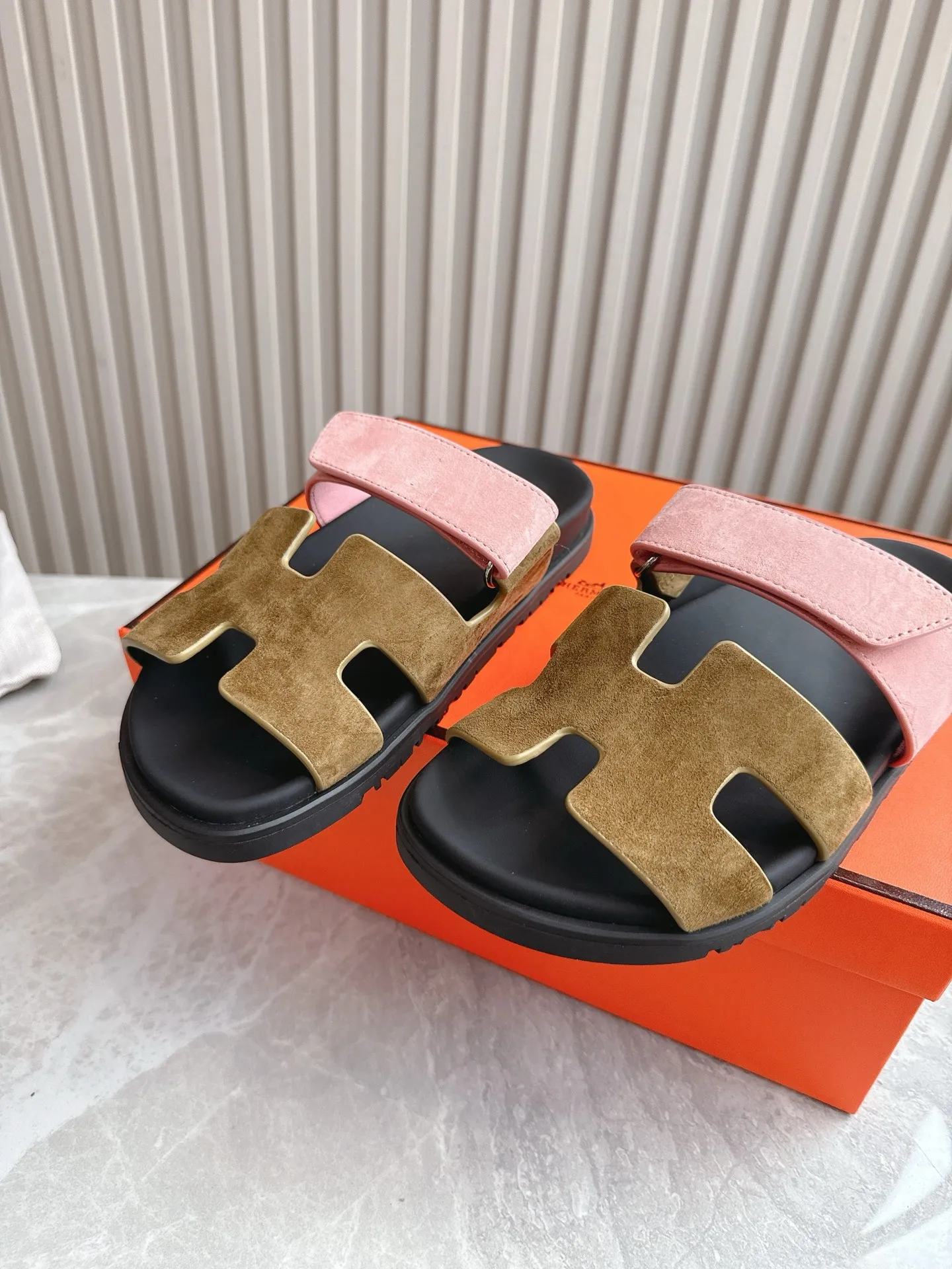p480🐮🐮Couple model (top version) H family 2024 spring and summer new style HERMES Hermes' recently popular couple model pig nose angle sandals and slippers, paired with various colorful socks, popular. Upper: imported original deerskin (the genuine leather edging is not ordinary super migration). Lining: imported genuine leather. Outsole: Tpu non-slip and wear-resistant outsole. Size: Female 35-42 (40/42 non-returnable and non-exchangeable) Male size: 39-45 (45 non-refundable and non-exchangeable)